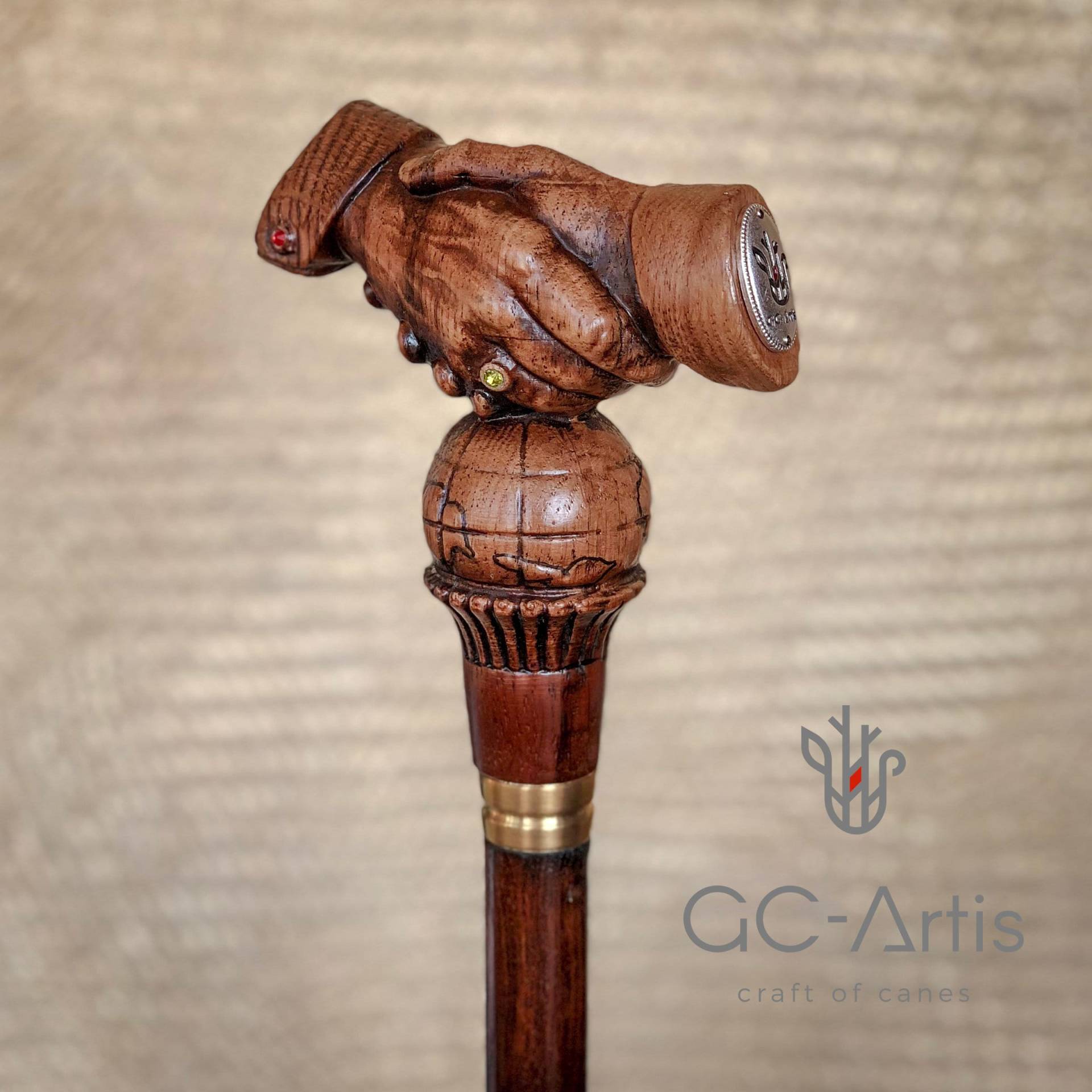 Hand Geschnitzter Eichen-Gehstock Freundschafts-Handschlag-Cane Hand Geschnitzter Eichen-Gehstock Freundschafts-Handschlag-Cane von Etsy - GCArtis