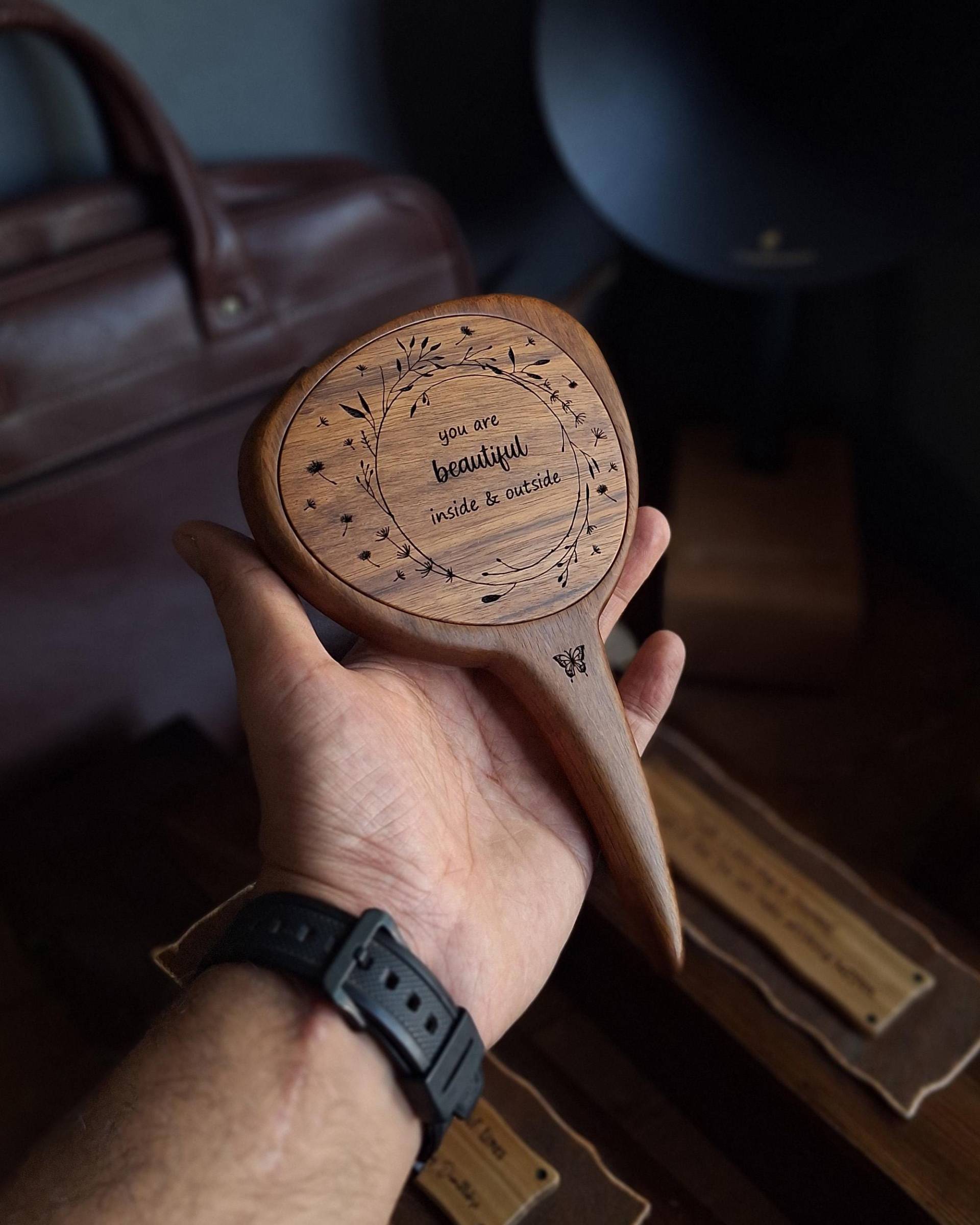Handgefertigter Handspiegel Aus Holz Mit Gravur Design von Etsy - GELAMWOODArt
