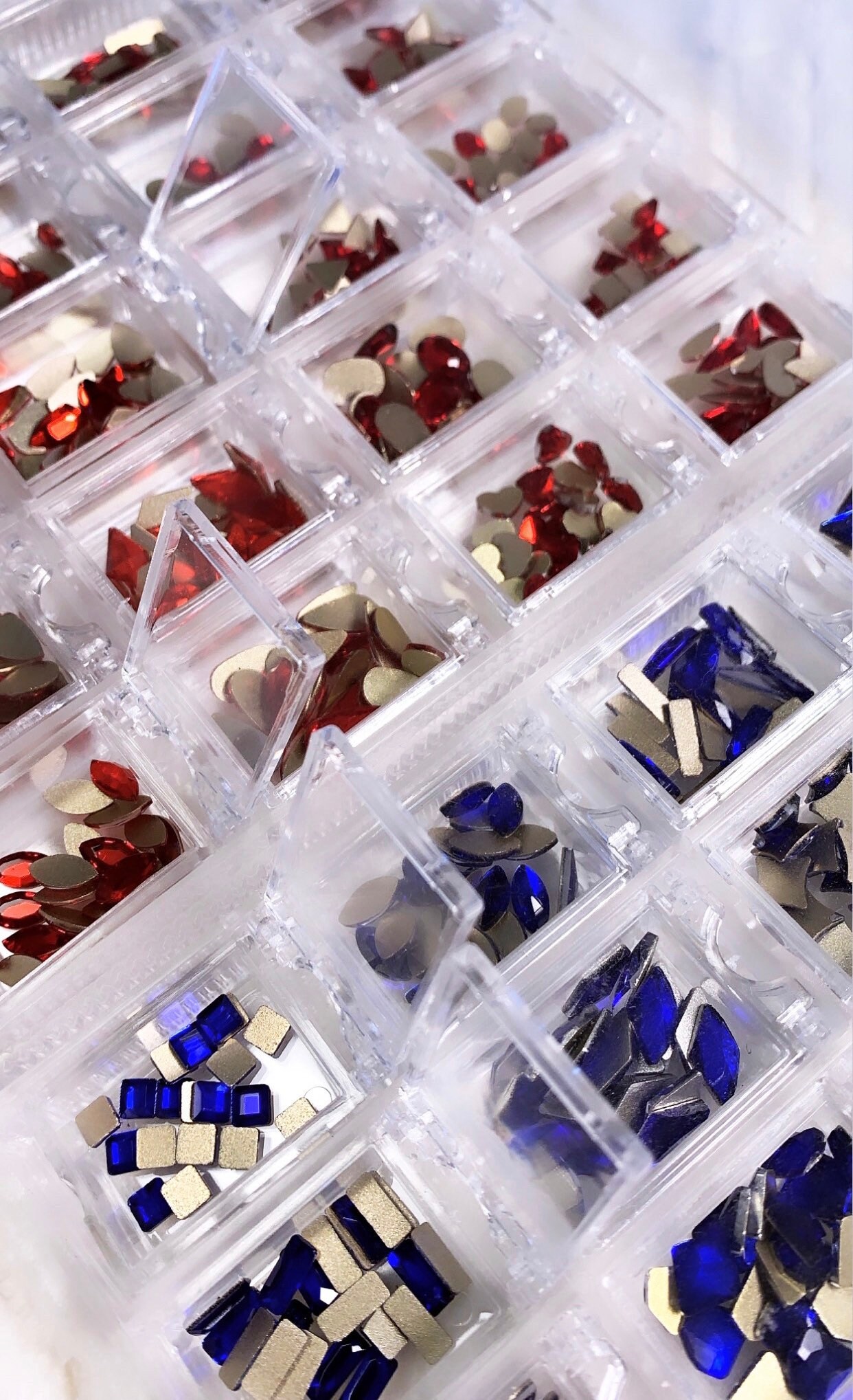 400 Pc Rote Oder Blaue Nagel-Kristall-Edelsteine 400 Pc Rote Oder Blaue Nagel-Kristall-Edelsteine von Etsy - GELAPRESSED