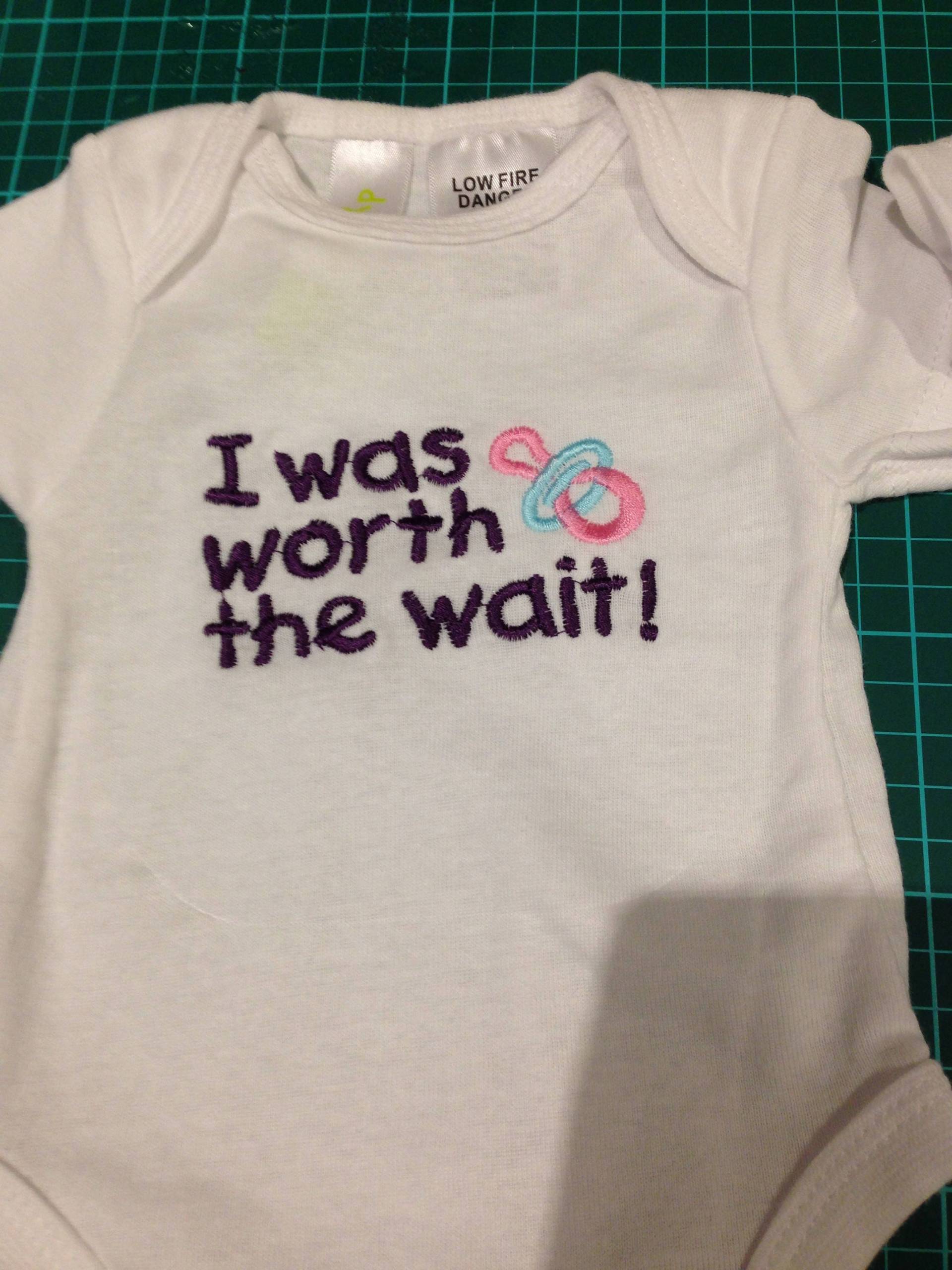 Bestickt War I Das Warten Wert Onesie/Bib Bestickt War I Das Warten Wert Onesie/Bib von Etsy - GGcreatory