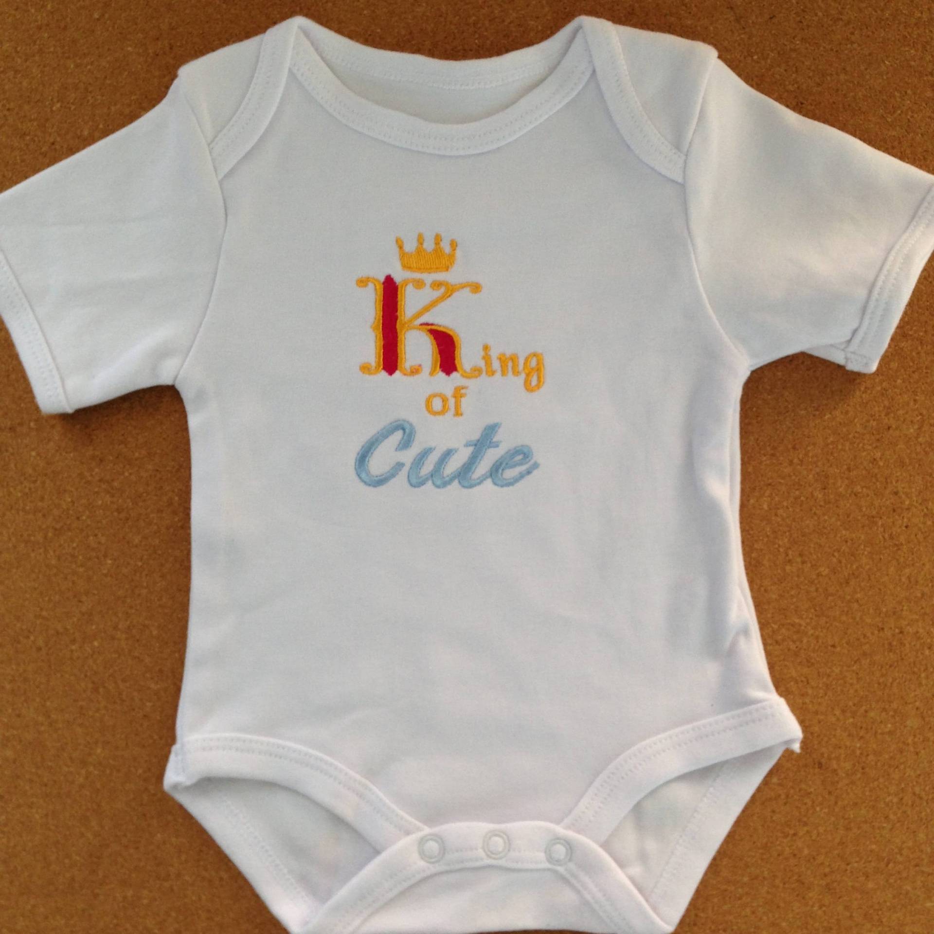 Bestickter König/Königin Auf Süßem Babybody Bestickter König/Königin Auf Süßem Babybody von Etsy - GGcreatory