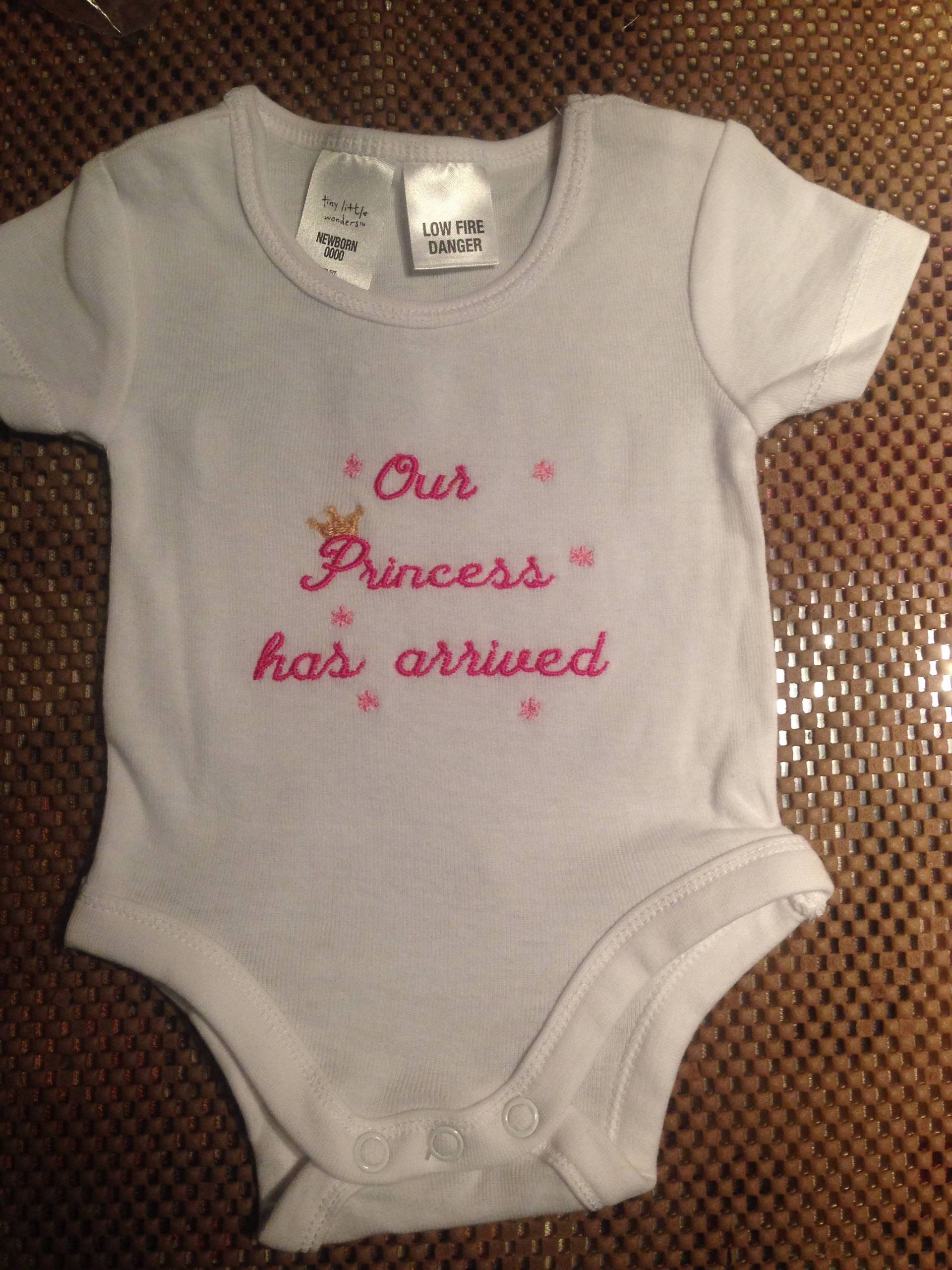 Embroiered Unsere Prinzessin/Prinz Ist Einsie/Nib Angekommen von Etsy - GGcreatory