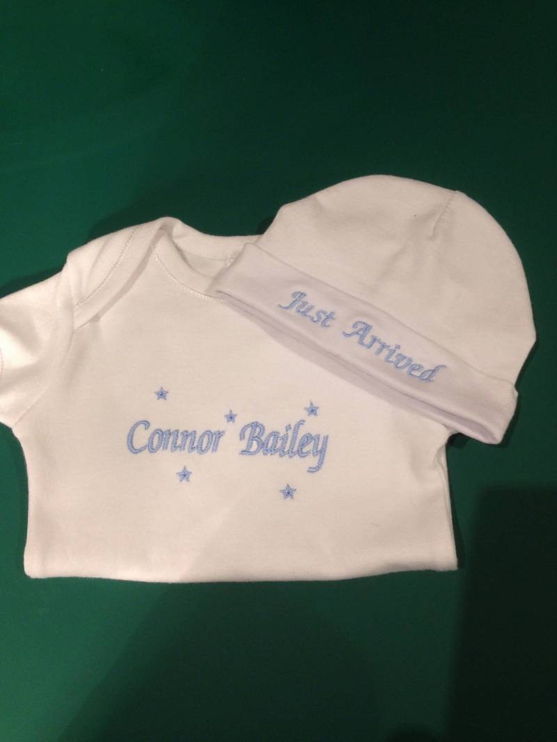 Personalisierte Bestickte Junge/Mädchen Baby Body Und Mütze von Etsy - GGcreatory