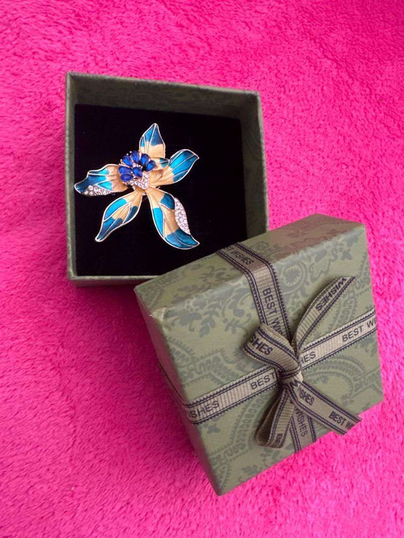 Blue Flower Brooch Gift - Elegant Floral in Box, Jewelry For Her von Etsy - GVRVVelissima