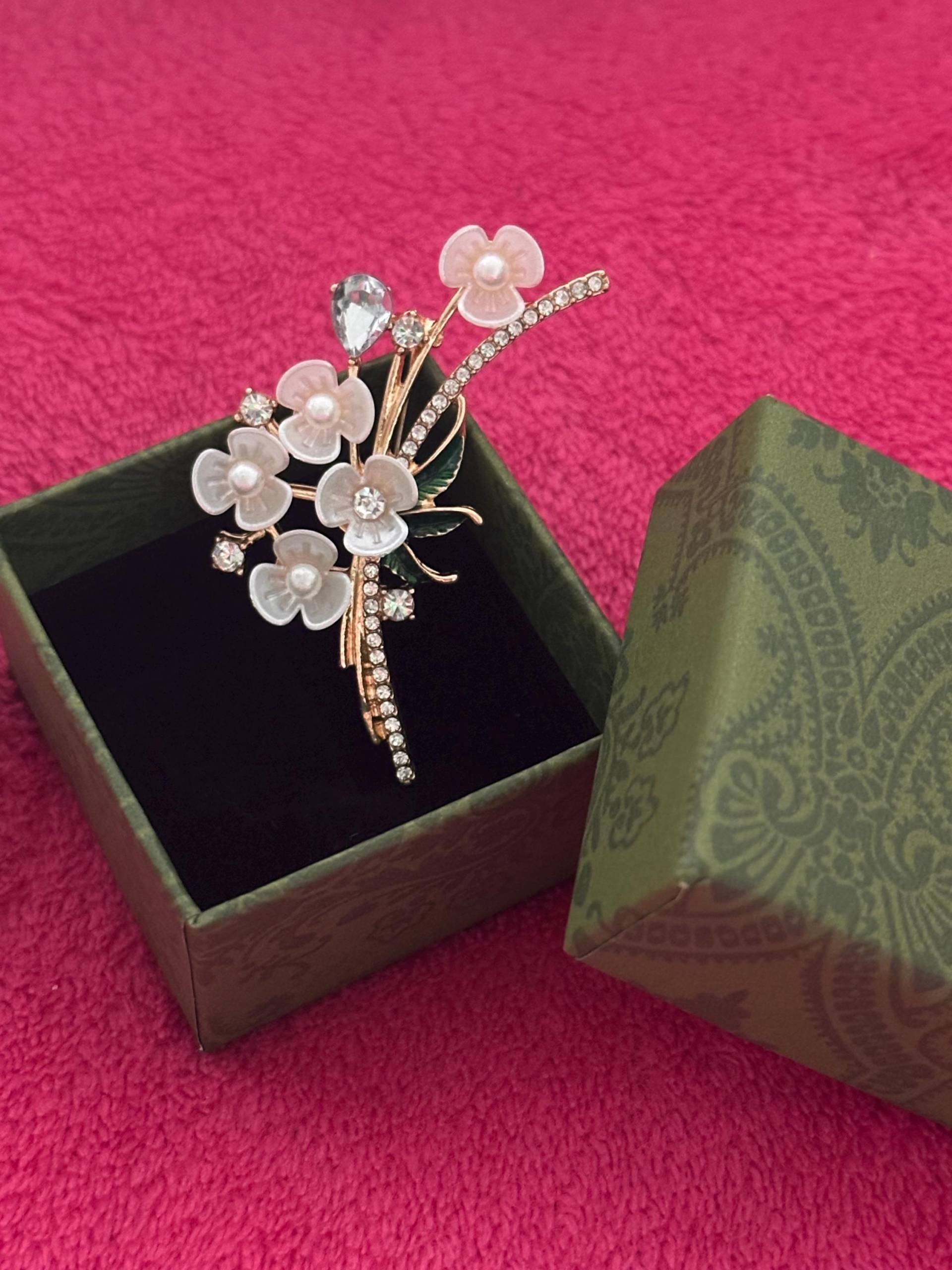 Elegant Butterfly Brooch With Crystals & Pearls - Gift Jewelry in Decorative Box von Etsy - GVRVVelissima