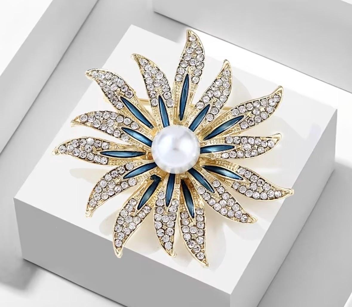 Elegant Floral Brooch With Pearl - Gold Tone Flower Pin Crystal Rhinestones, Vintage Style Statement Jewelry von Etsy - GVRVVelissima