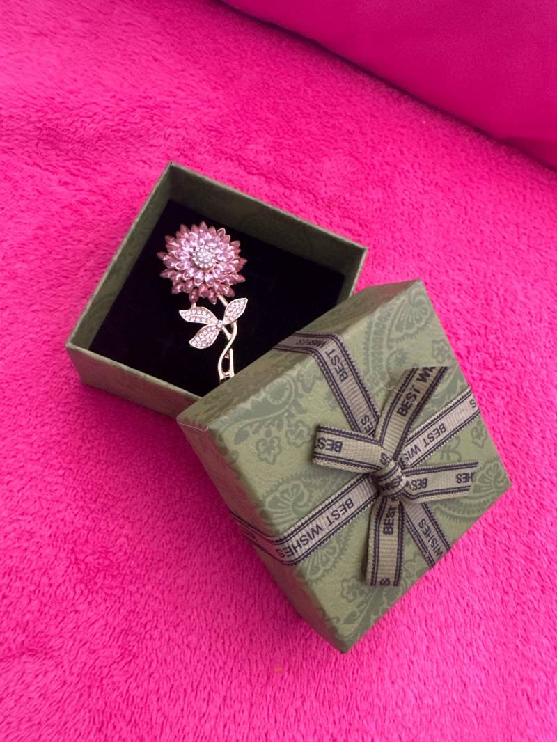 Elegante Blumen Brosche Mit Strass - Geschenkidee Für Frauen, Edle Schmuckbrosche in Geschenkbox von Etsy - GVRVVelissima