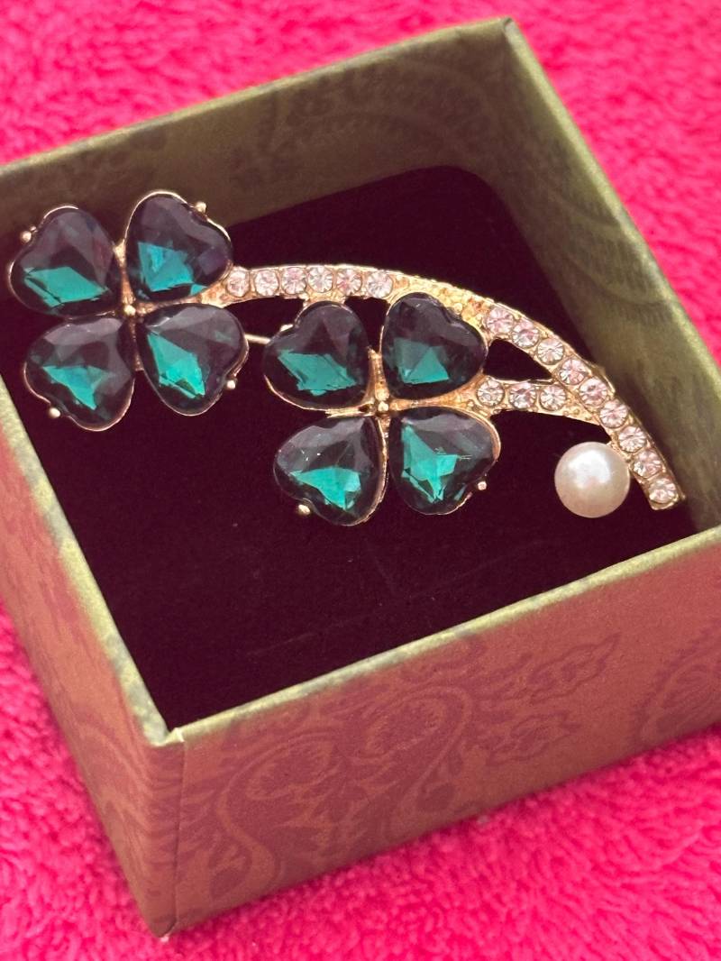 Green Clover Brooch With Pearl - Elegant Crystal Flower Gift in Box von Etsy - GVRVVelissima