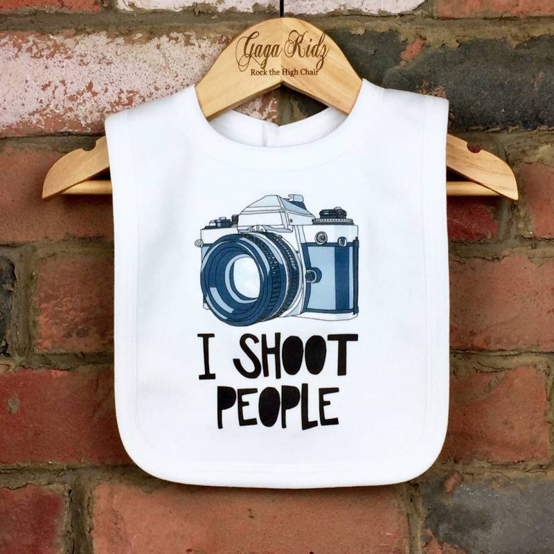 I Shoot People Baby Lätzchen Fotograf Geschenk, Kamera Design von Etsy - GagaKidz