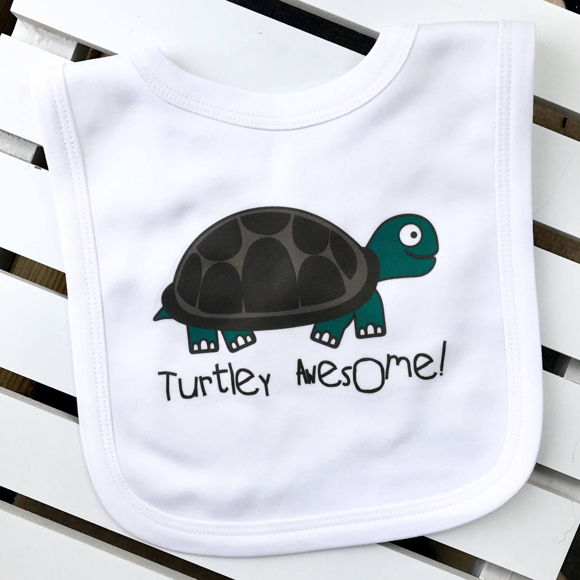 Turtley Awesome Baby Lätzchen, Lustige Einzigartige Baby-Geschenk, Baby-Dusche, Schildkröte Unisex Lätzchen von Etsy - GagaKidz