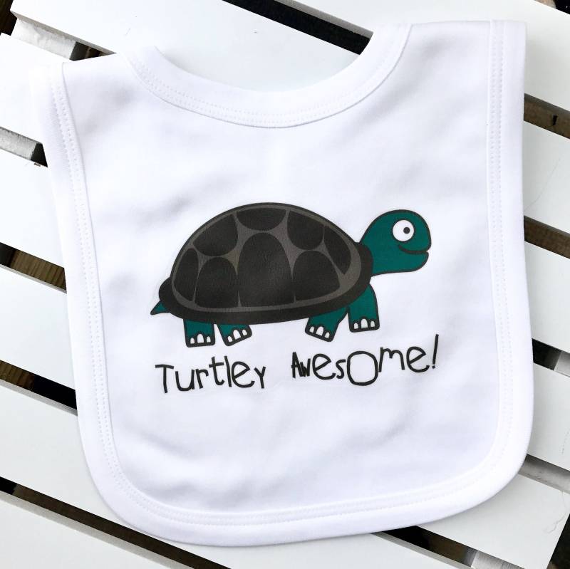 Turtley Awesome Baby Lätzchen, Lustige Einzigartige Baby-Geschenk, Baby-Dusche, Schildkröte Unisex Lätzchen von Etsy - GagaKidz