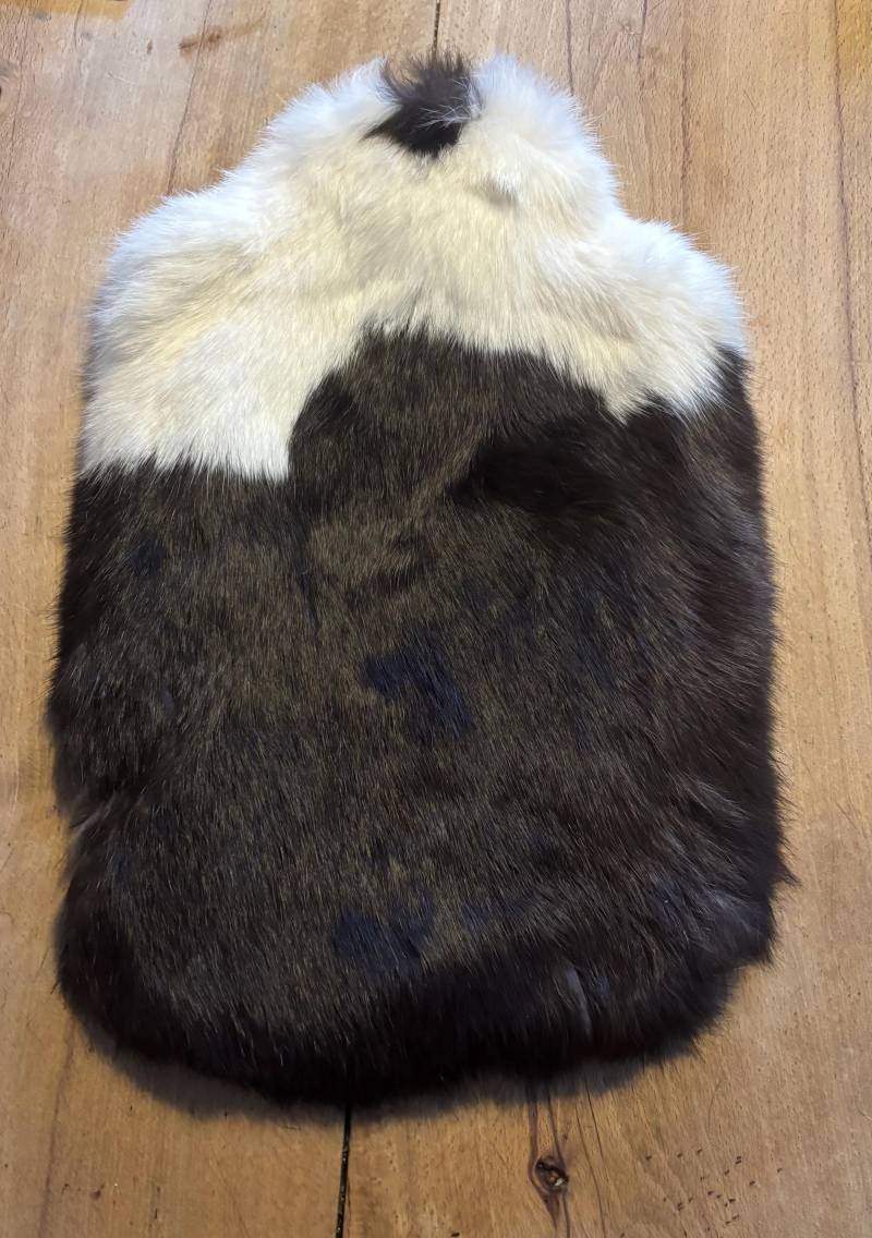 Gamsjaga Wärmflasche Mit Kaninchenfell Weiß/Schwarze von Etsy - GamsjagaFashion