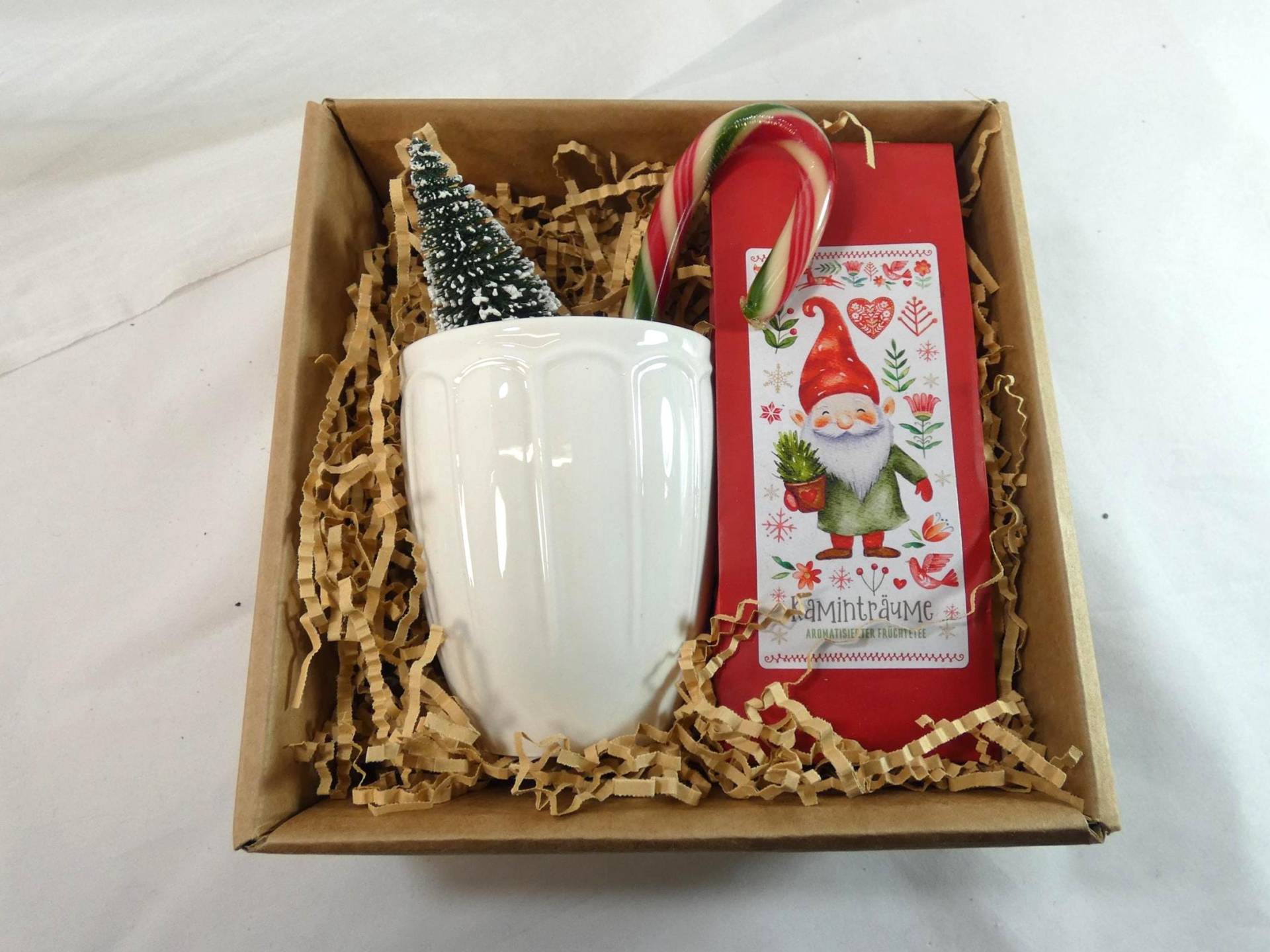 Geschenk Wichtel Tee Mit Porzellantasse Und Deko-Zuckerstange Weihnachtstanne von Etsy - GastgeschenkeshopDE
