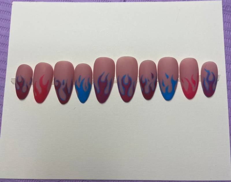 Flamme An von Etsy - GatesofBeautyNails