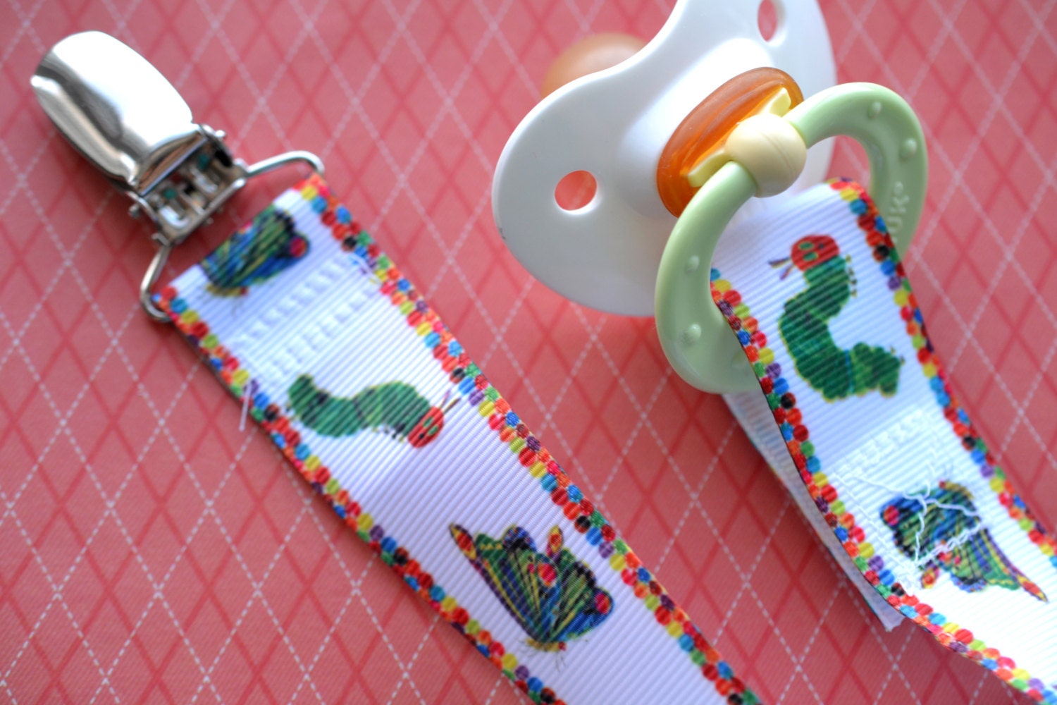 N15 - Hungrige Raupe Schnullerkette von Etsy - GenevaDiva