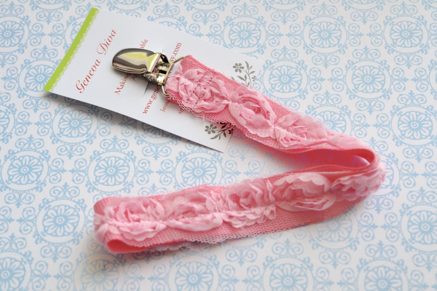 N15 - Neu Hellrosa Shabby Blumen Schnullerkette von Etsy - GenevaDiva