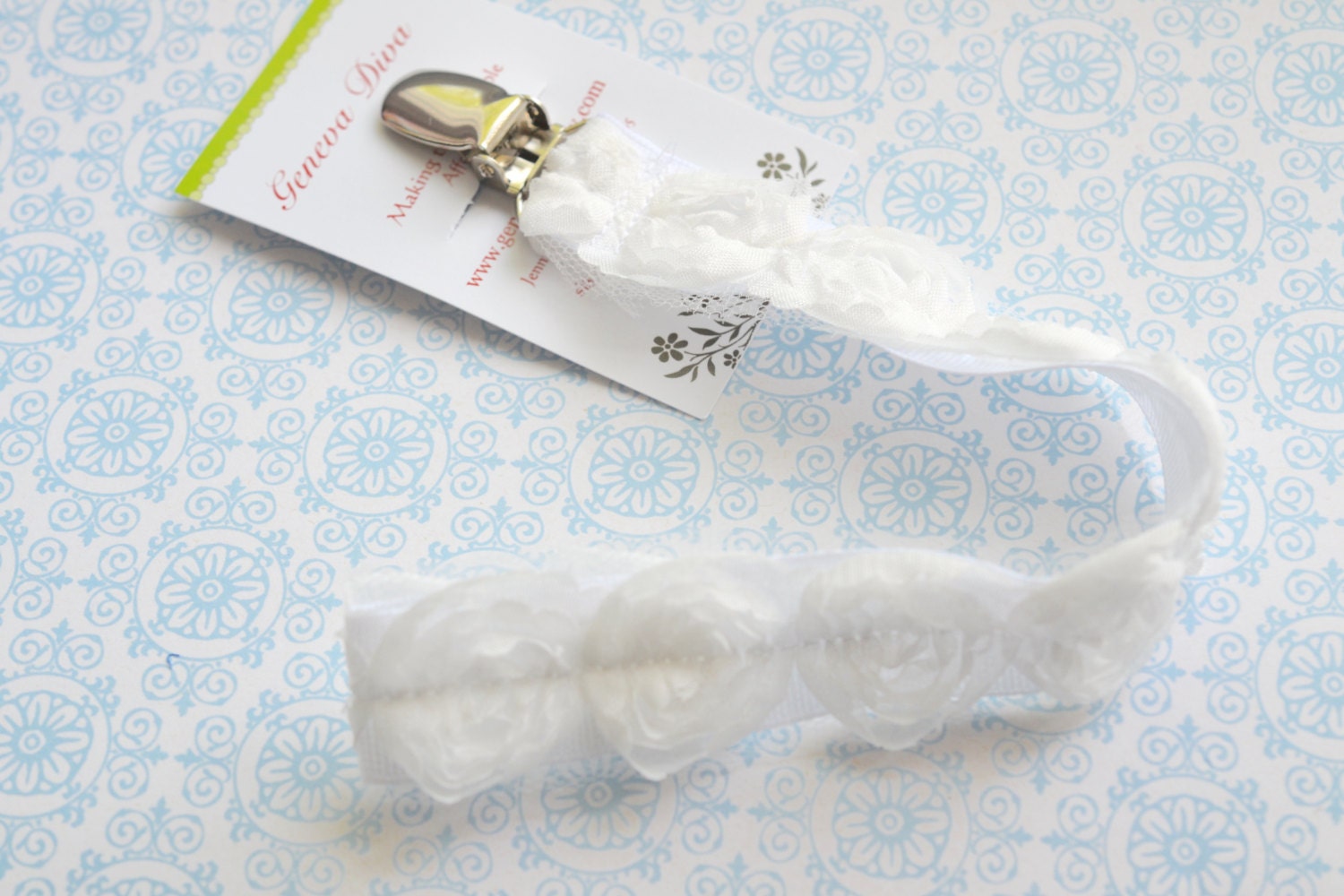N15 - Neu Weiße Shabby Blumen Schnullerkette von Etsy - GenevaDiva