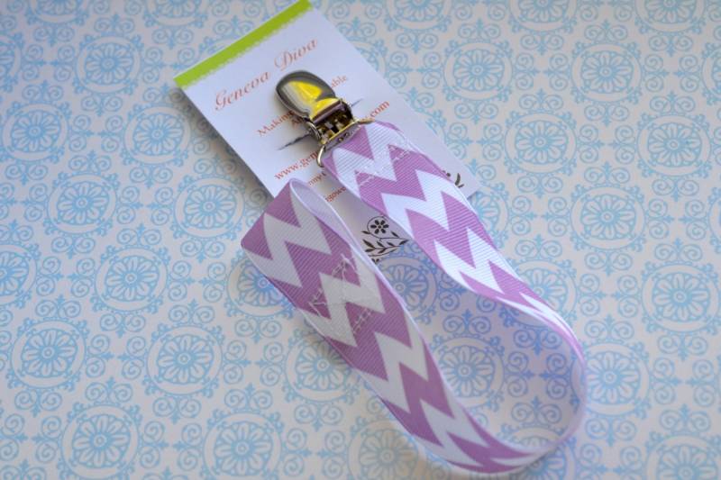 N15 - Schnullerkette in Lavendel Und Weiß von Etsy - GenevaDiva