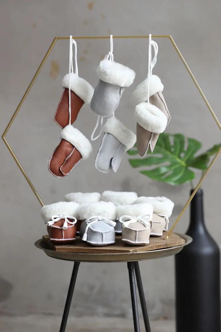 Set Lammfell Babyschuhe Und Babyhandschuhe Braun, Grau Oder Taupe Set Lammfell Babyschuhe Und Babyhandschuhe Braun, Grau Oder Taupe von Etsy - GerbereiBirke