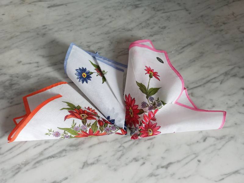 3 Vintage Taschentücher/Damentaschentücher Aus Baumwolle Stofftaschentücher Mit Blumen Zero Waste Double Fish von Etsy - Gernewieder