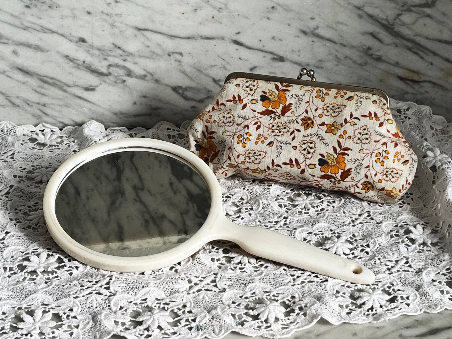 Vintage Handspiegel Und Passendes Kosmetiktasche/Kosmetikspiegel Schmink-Etui Kleiner Spiegel Täschchen von Etsy - Gernewieder