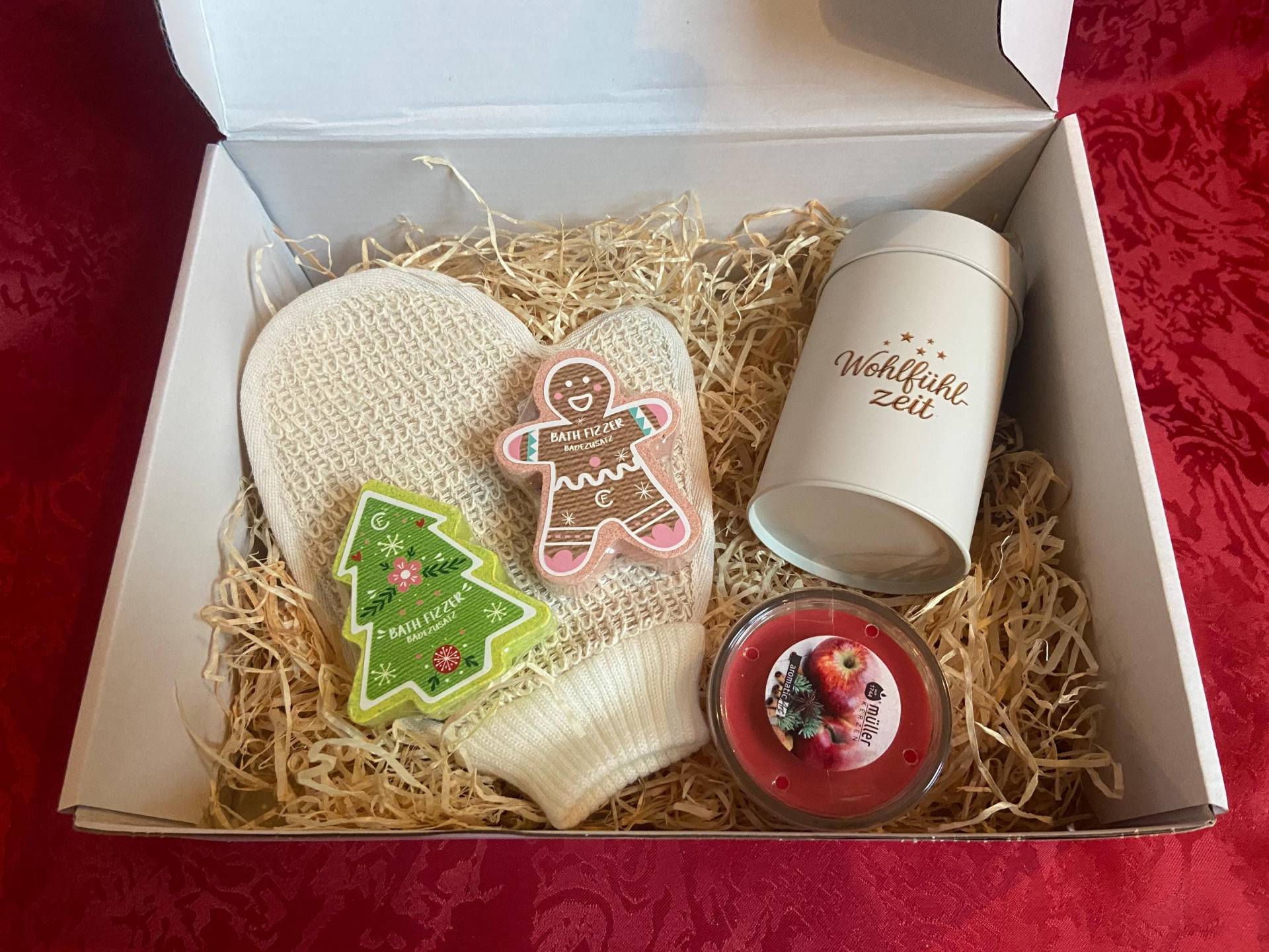 Wellness Geschenkset - Exfolierende Handschuhe, 2 Weihnachtliche Badesalz, Duftkerze Zimt-Apfel & Metall-Dose „Wohlfühlzeit" Wellness Geschenkset - Exfolierende Handschuhe, 2 Weihnachtliche Badesalz, Duftkerze Zimt-Apfel & Metall-Dose „Wohlfühlzeit" von Etsy - Geschenkeschatztruhe