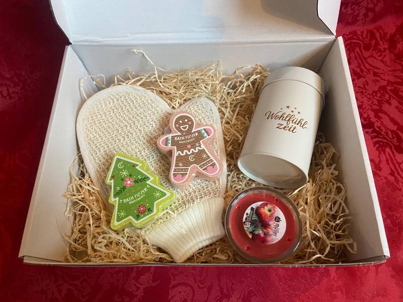 Wellness Geschenkset - Exfolierende Handschuhe, 2 Weihnachtliche Badesalz, Duftkerze Zimt-Apfel & Metall-Dose „Wohlfühlzeit" Wellness Geschenkset - Exfolierende Handschuhe, 2 Weihnachtliche Badesalz, Duftkerze Zimt-Apfel & Metall-Dose „Wohlfühlzeit" von Etsy - Geschenkeschatztruhe
