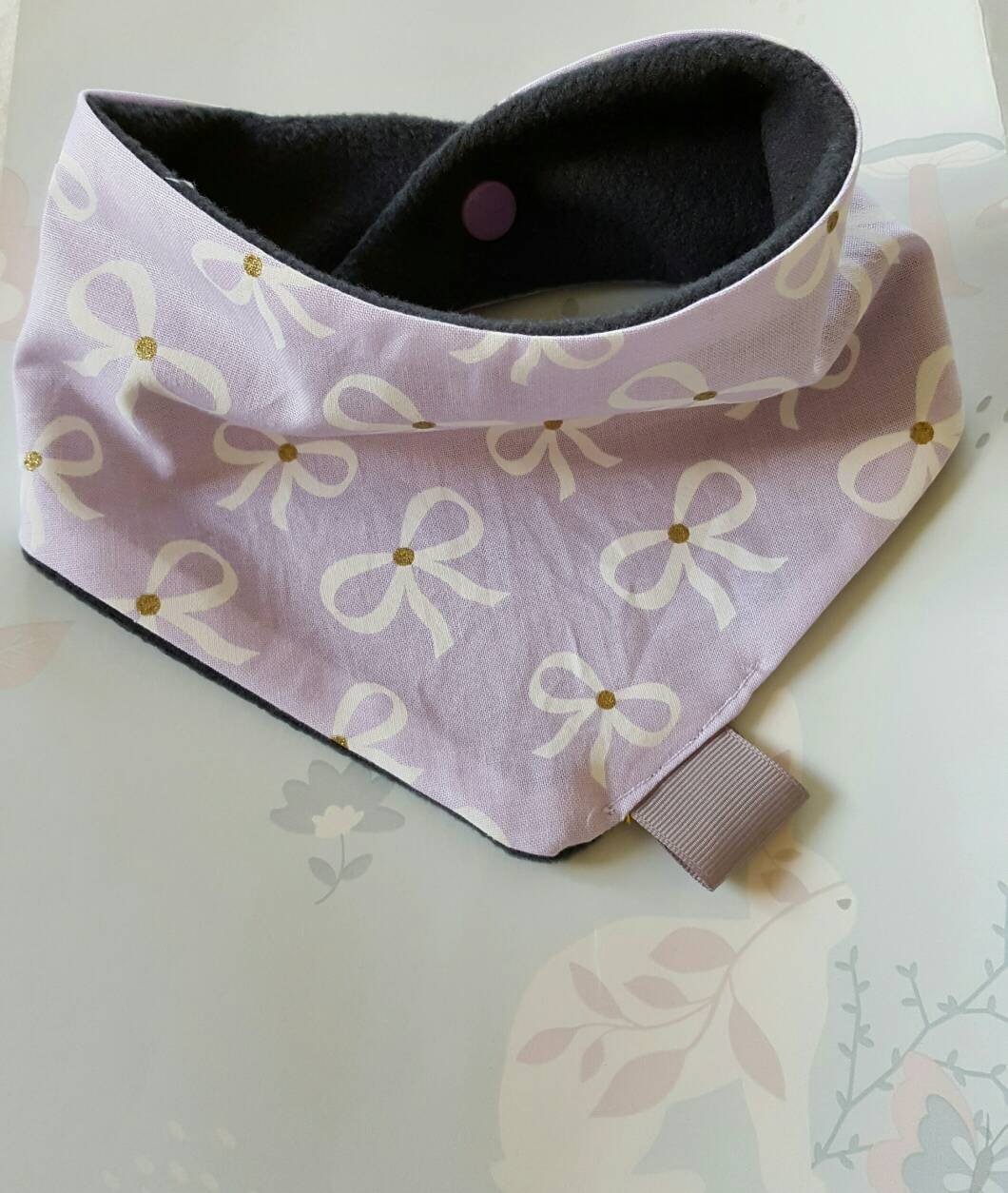 Flieder Baby Halstuch Gold Glitzer Schleifen, Michael Miller Baumwolle von Etsy - GigglesandHiccups