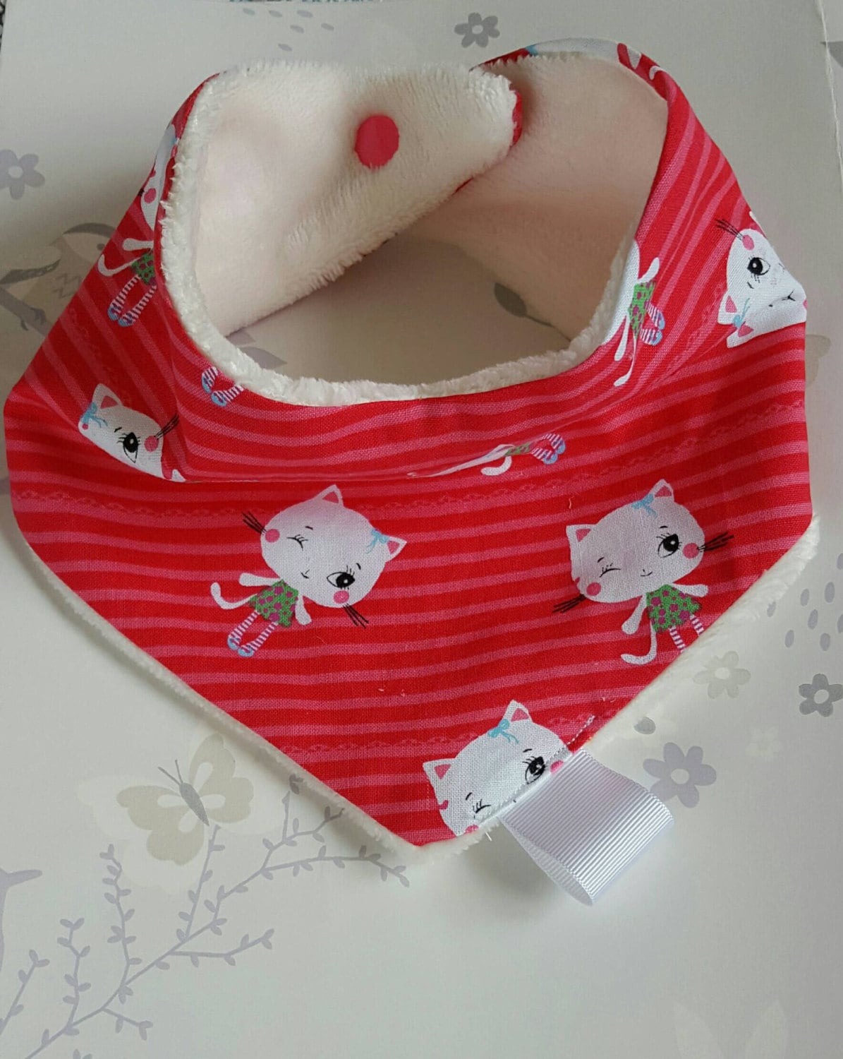 Handgemachtes Lätzchen Für Babys Mit Rosa Streifen, Katzenmotiv, Aus Weichem Fleece von Etsy - GigglesandHiccups