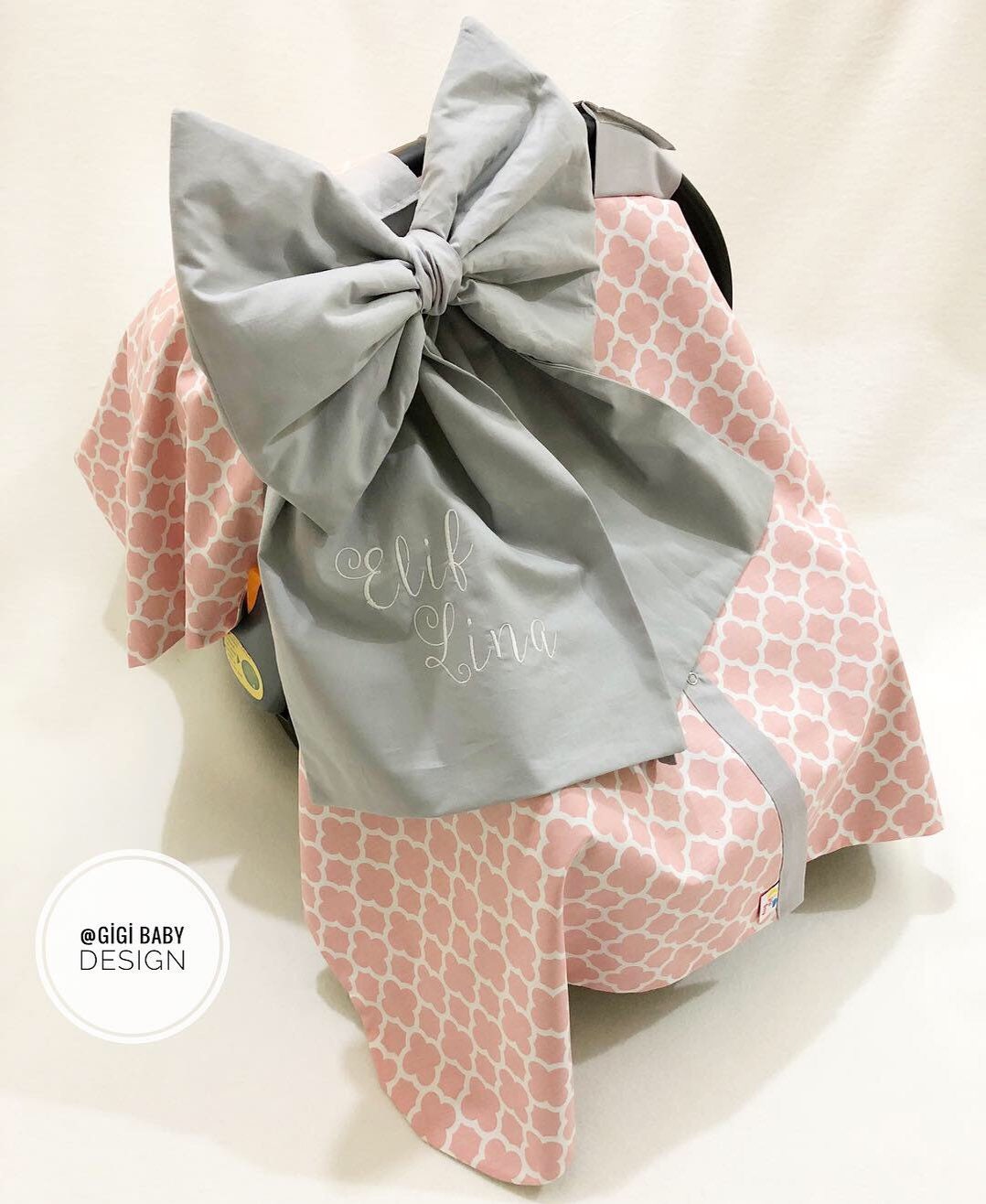 Personalisierter Autositzbezug Pink & Grau Mit Schleife, Handgefertigter Autositzbezug Personalisierter Autositzbezug Pink & Grau Mit Schleife, Handgefertigter Autositzbezug von Etsy - Gigibabydesign