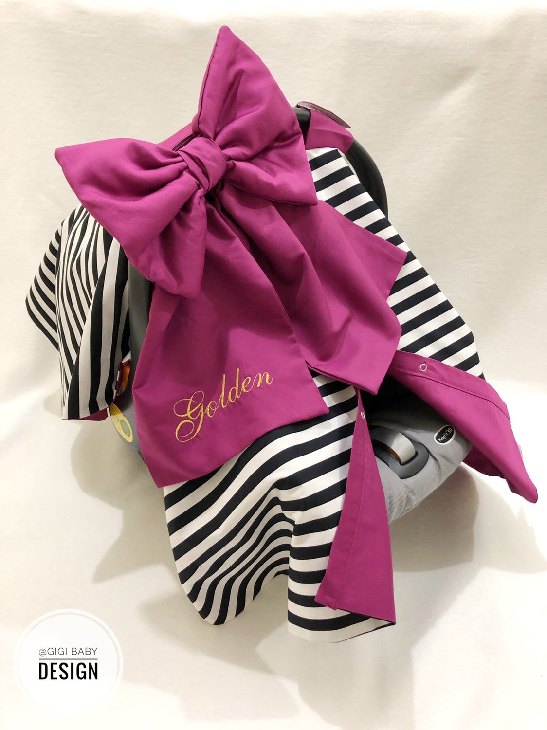 Personalisierter Autositzbezug Schwarz-Weiß Gestreift, Beere Rosa Schleife von Etsy - Gigibabydesign