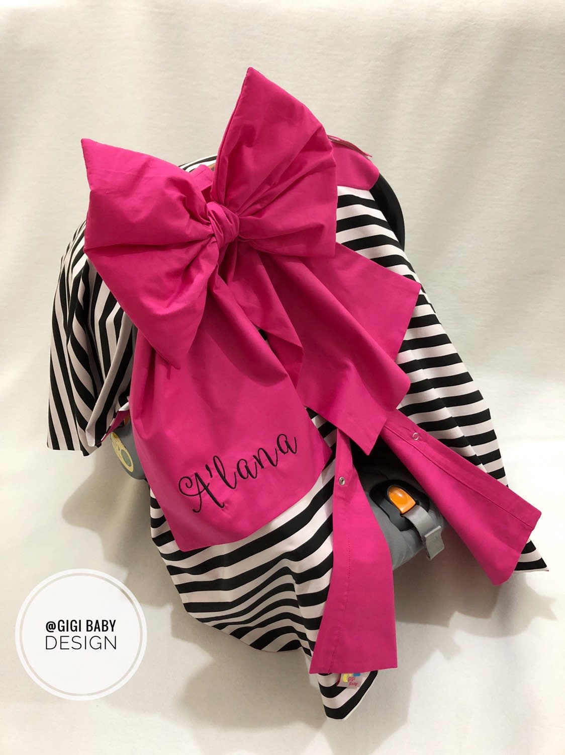 Personalisierter Autositzbezug Schwarz-Weiß Gestreift, Pinke Schleife von Etsy - Gigibabydesign