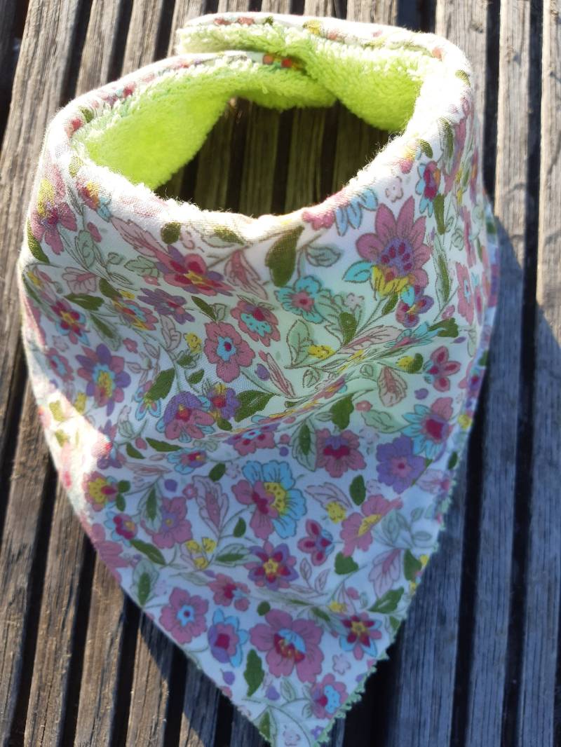 Bätzchen Bandana Blühende Grün Und Rosa von Etsy - GingerNessCreation