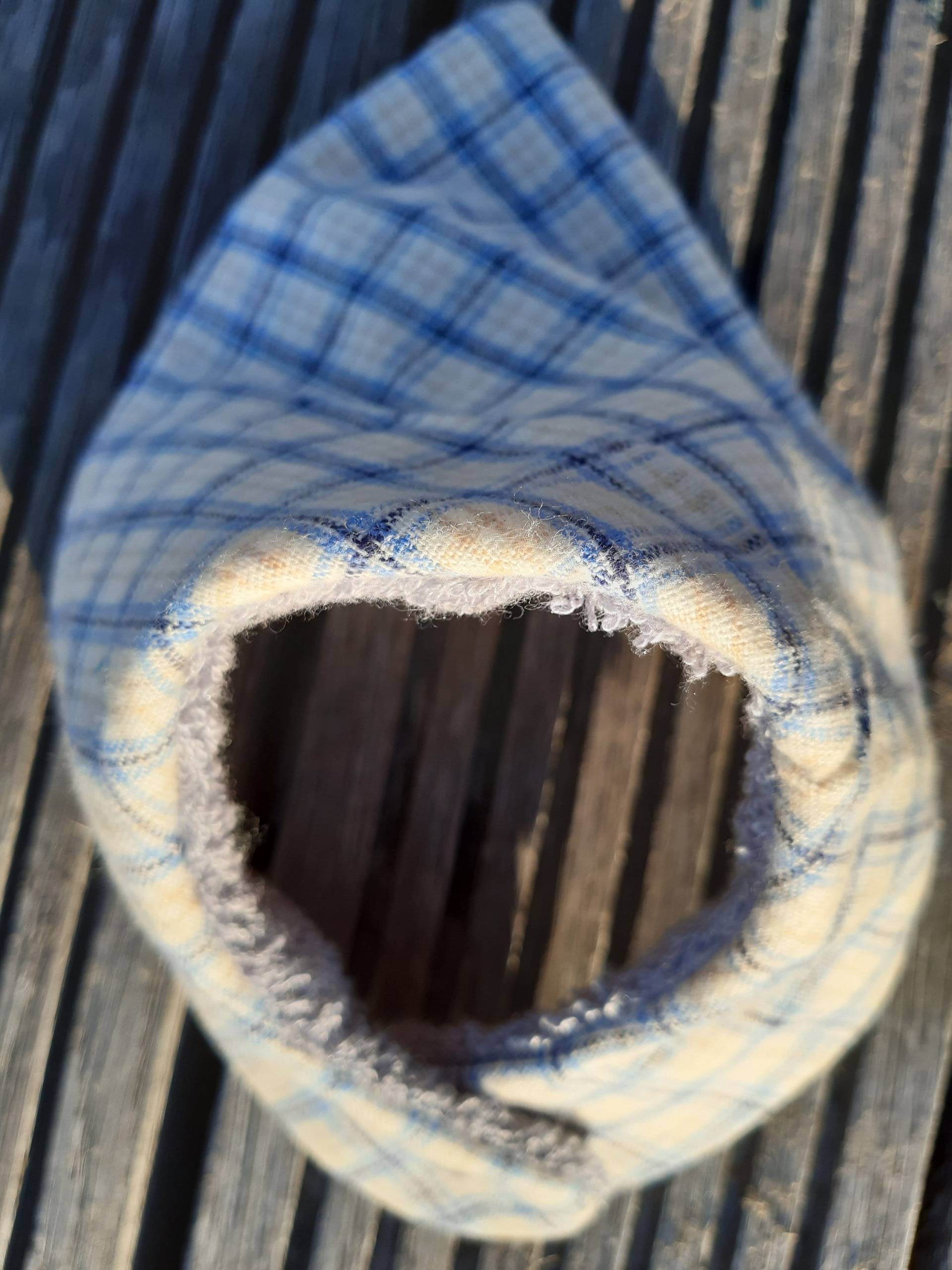 Kariertes Bandana-Lätzchen Auf Ecrufarbenem Hintergrund von Etsy - GingerNessCreation