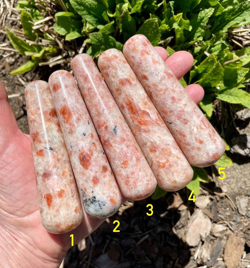 Sonnenstein Massagestab, Wahl, Auffälliger Kristall, Polierter Naturstein, Spirituelle Geschenke Sonnenstein Massagestab, Wahl, Auffälliger Kristall, Polierter Naturstein, Spirituelle Geschenke von Etsy - GivingEarthMinerals