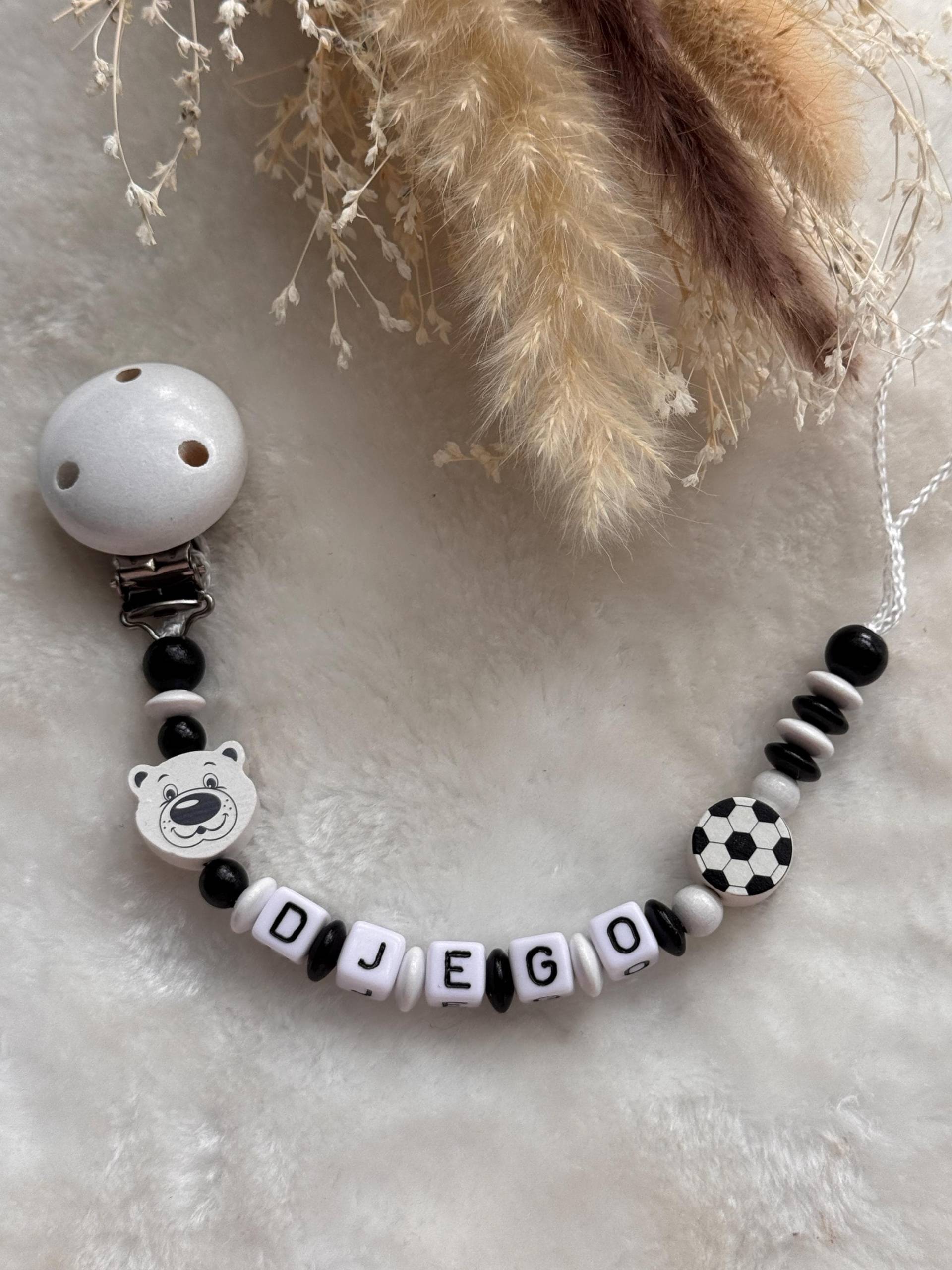 Schnullerkette Mit Namen Schwarz Weiß , Geschenkidee, Babyparty, Personalisiert Fußball von Etsy - GlamAccessoires