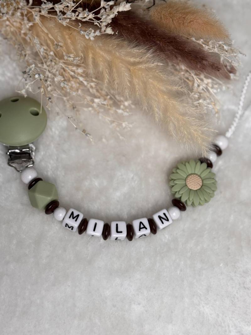 Schnullerkette Mit Namen in Braun Lindgrün Geschenkidee Babyparty Personalisiert Silikonclip von Etsy - GlamAccessoires