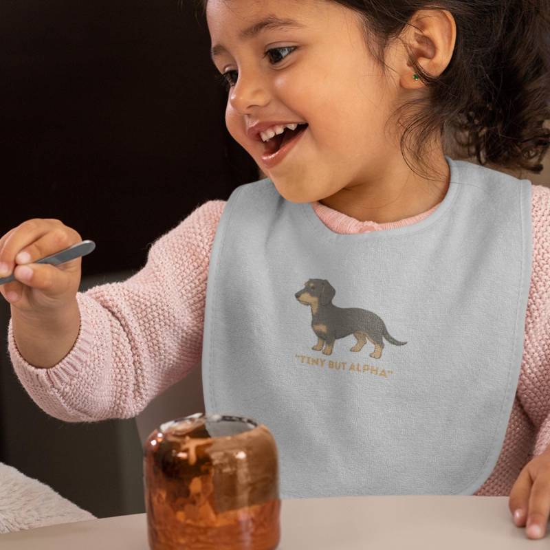 Kinder Bio Lätzchen Mit Rauhaar Dackel Print Motiv Und Wording "Tiny But Alpha" Für Jungs Mädchen, Geschenk Babys Kleine Kinder Bio Lätzchen Mit Rauhaar Dackel Print Motiv Und Wording "Tiny But Alpha" Für Jungs Mädchen, Geschenk Babys Kleine von Etsy - Glamartshopgeschenke