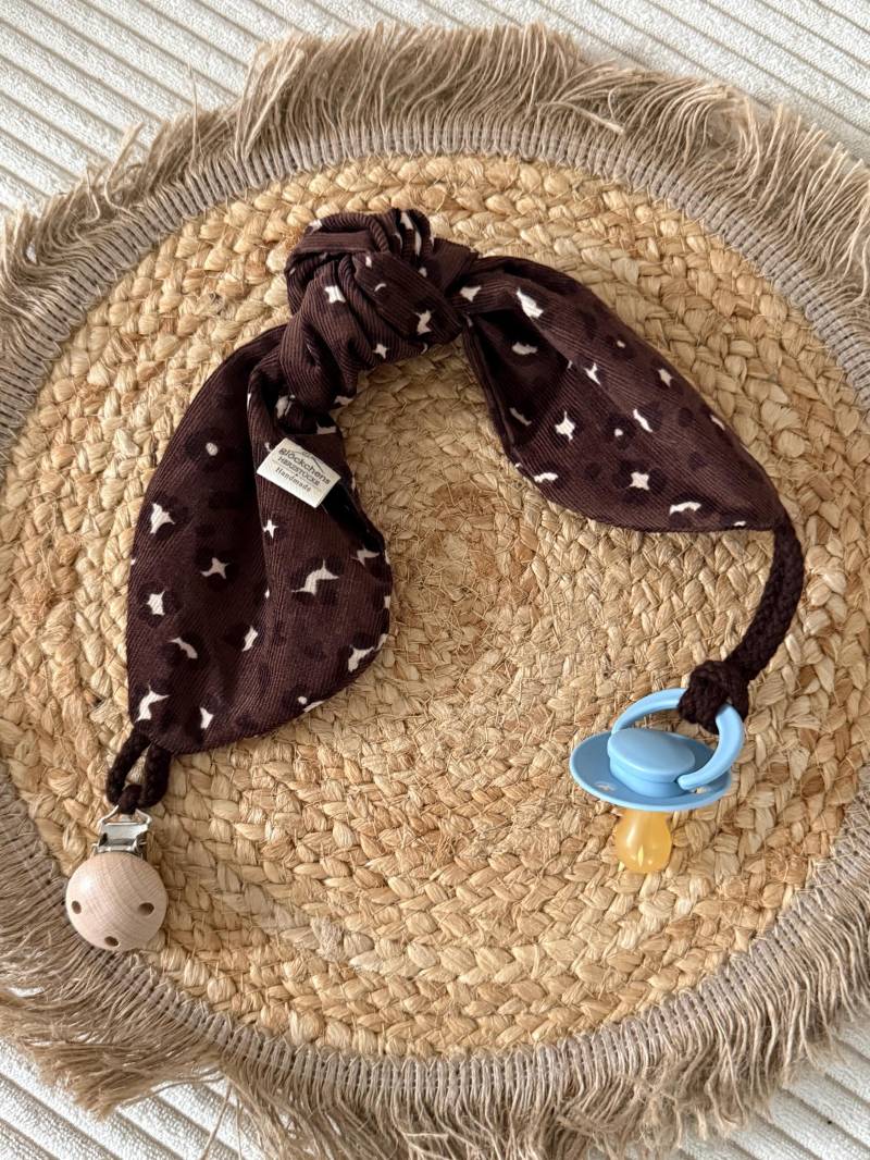 Schnullerkette Baby Feincord Leo Braun von Etsy - GloeckchenHerz