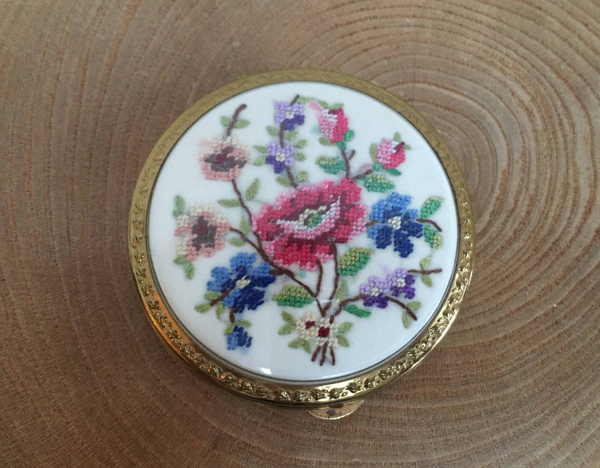 Vintage Gold Ton Puderdose Handbestickt Floral Petit Point von Etsy - GloryandtheCabinet
