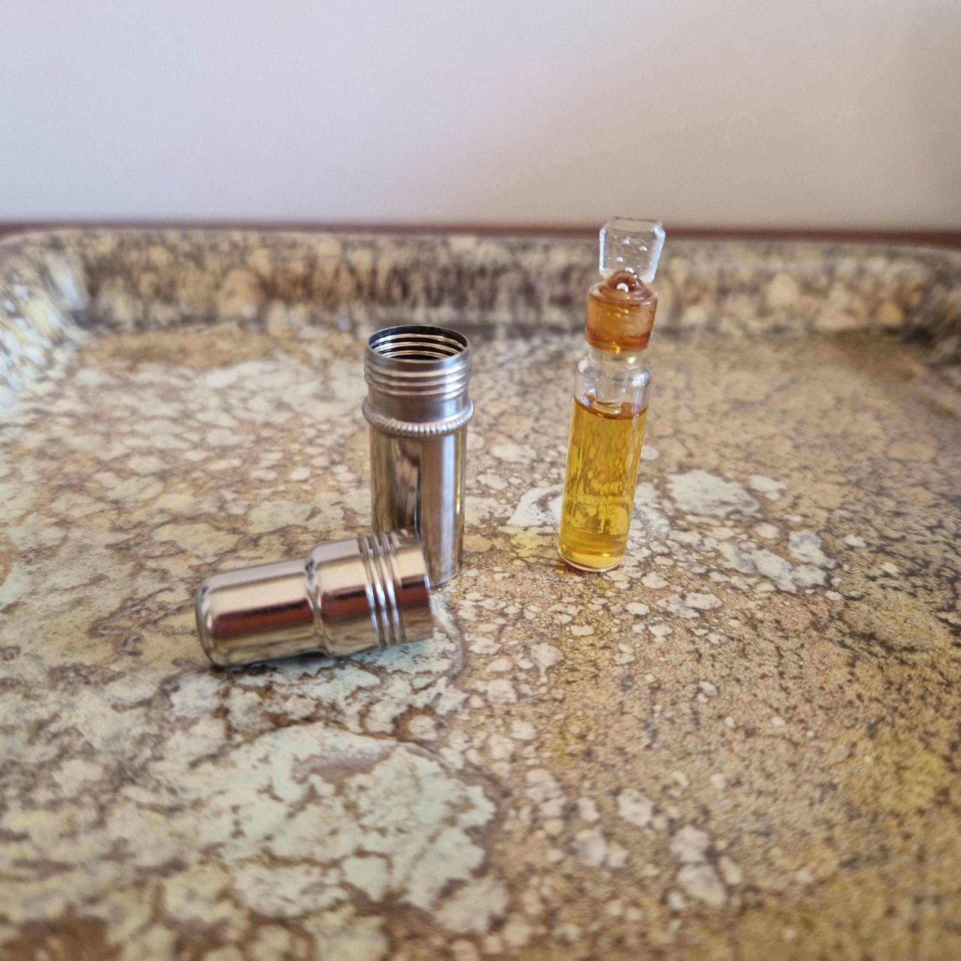 Vintage Mini-Parfümflakon in Metallkapsel - Glasfläschchen Mit Schraubetui Aus Den Ca 1940Er Jahren von Etsy - GlossyVintagebyUla