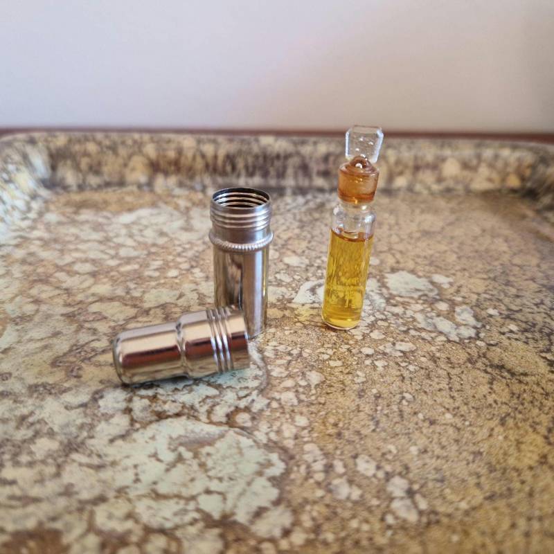 Vintage Mini-Parfümflakon in Metallkapsel - Glasfläschchen Mit Schraubetui Aus Den Ca 1940Er Jahren Vintage Mini-Parfümflakon in Metallkapsel - Glasfläschchen Mit Schraubetui Aus Den Ca 1940Er Jahren von Etsy - GlossyVintagebyUla