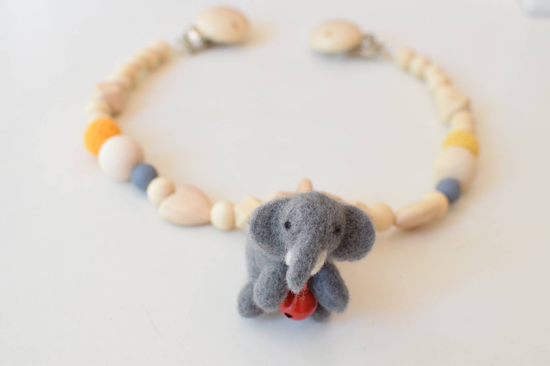 Holz Kinderwagenkette, Anhänger Filz Elefant, Baby Geschenk, Tiere, Figur Geburtsgeschenk von Etsy - GlowArtisanStudio