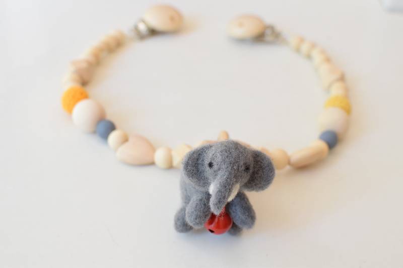 Holz Kinderwagenkette, Anhänger Filz Elefant, Baby Geschenk, Tiere, Figur Geburtsgeschenk von Etsy - GlowArtisanStudio