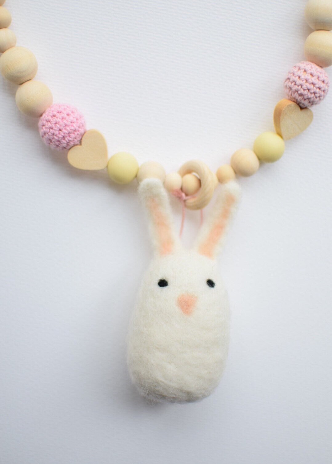 Kinderwagenkette Hase, Holz Kette, Filz Hase Anhänger, Waldtiere, Handgemachte Und Kette, Geschenk Für Baby, Geburtsgeschenk von Etsy - GlowArtisanStudio
