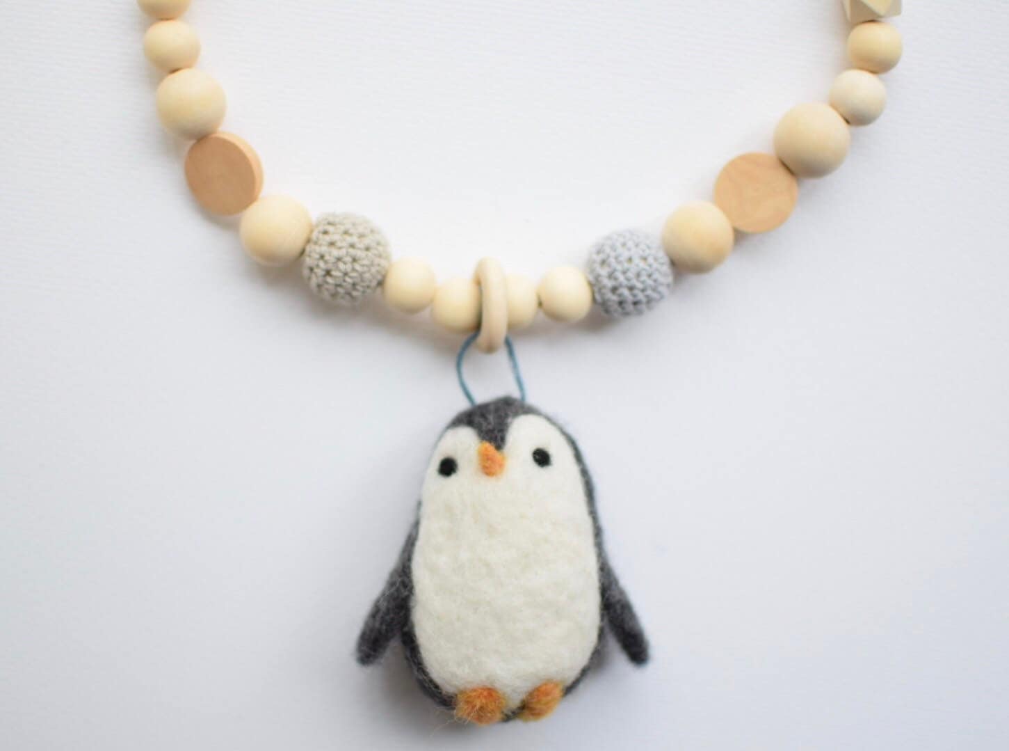 Kinderwagenkette Mit Filz Pinguin, Holzperlen Anhänger Filztiere , Kinderwagen Dekoration, Babygeschenk, Geburtsgeschenk von Etsy - GlowArtisanStudio