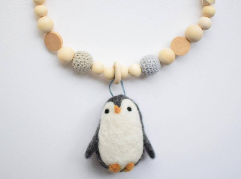 Kinderwagenkette Mit Filz Pinguin, Holzperlen Anhänger Filztiere , Kinderwagen Dekoration, Babygeschenk, Geburtsgeschenk Kinderwagenkette Mit Filz Pinguin, Holzperlen Anhänger Filztiere , Kinderwagen Dekoration, Babygeschenk, Geburtsgeschenk von Etsy - GlowArtisanStudio