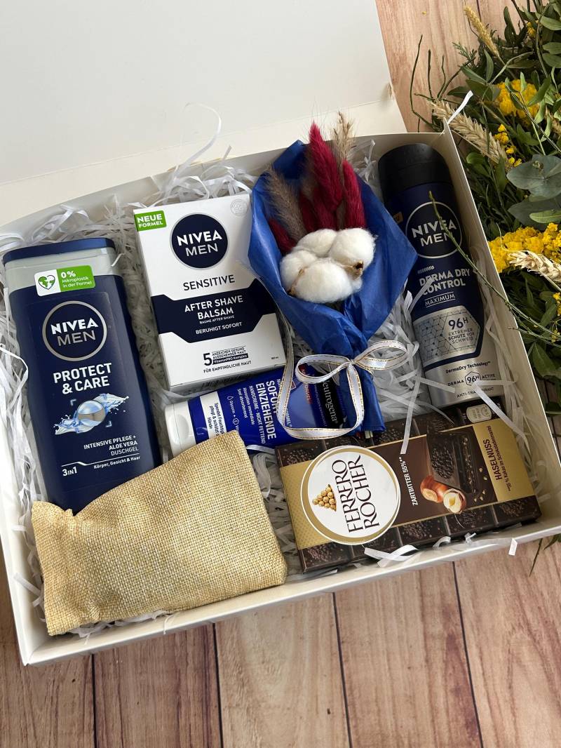 Geschenkset Für Männer Handtuch, Duschgel, Aftershave-Balsam, Antitranspirant, Handcreme, Schokolade, Trockenblumenstrauß, Geschenkverpackung von Etsy - Glucksgefuhl