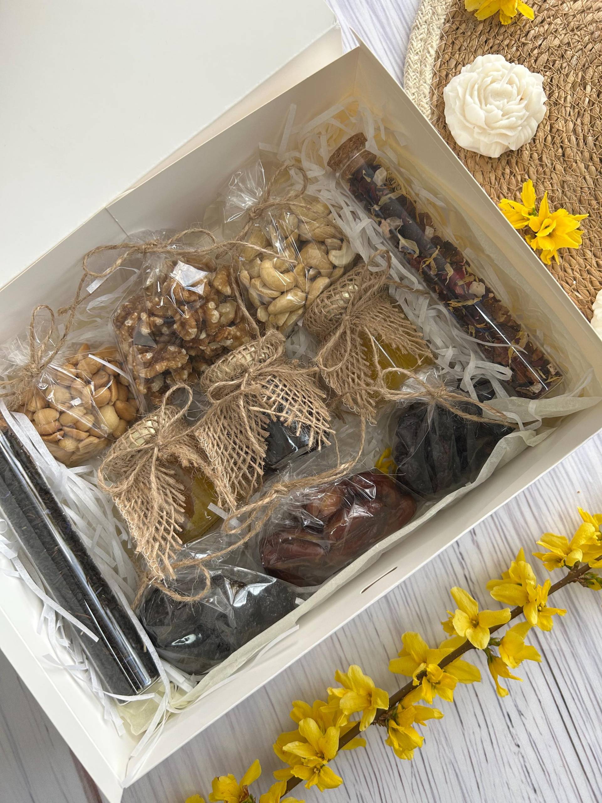 Geschenkset Mit Honig, Nüssen, Trockenfrüchten Und Tee von Etsy - Glucksgefuhl
