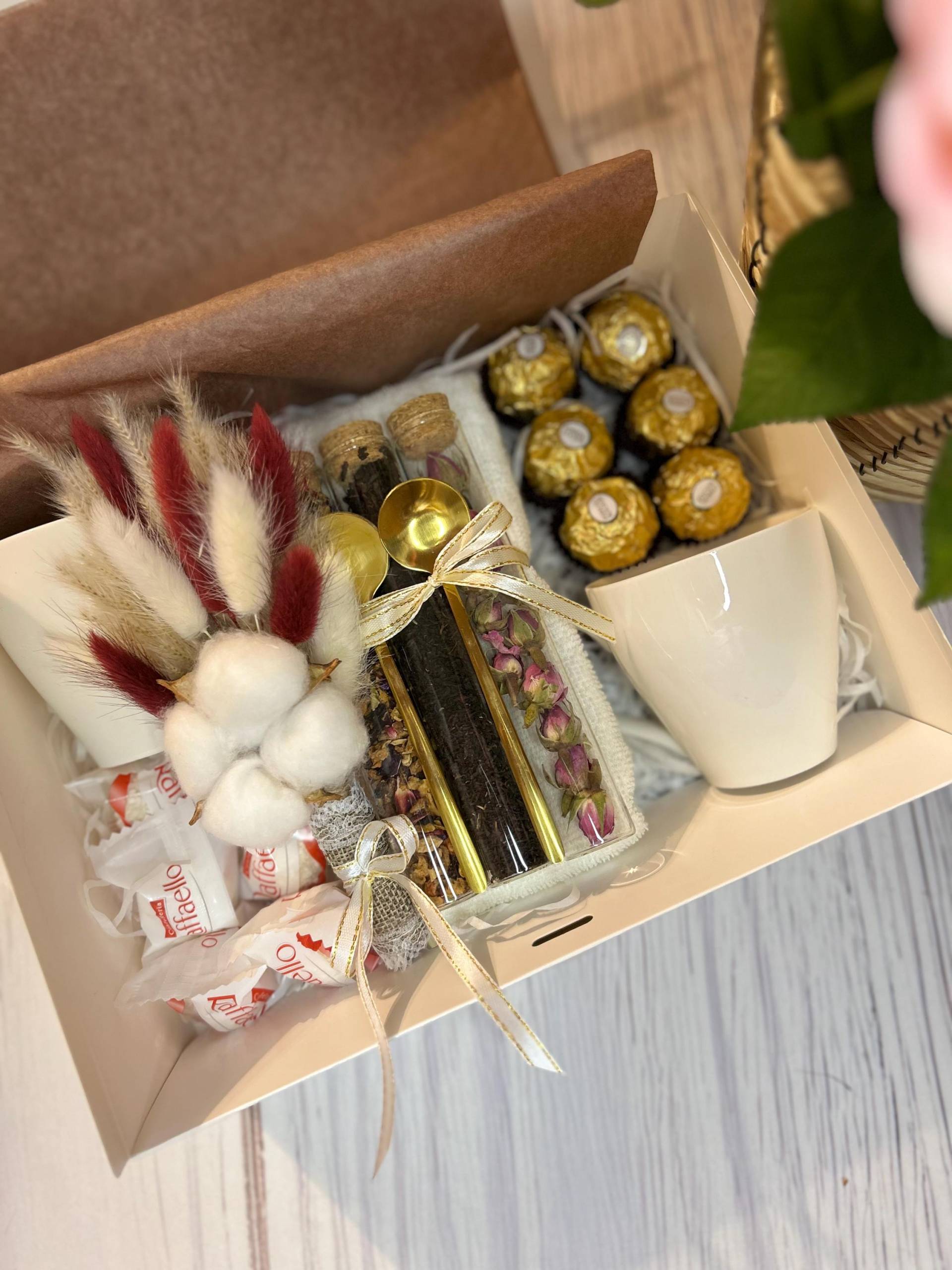 Geschenkset Tassen, Tee, Serviette, Süßigkeiten, Strauß Getrockneter Blumen, Geschenkverpackung Geschenkset Tassen, Tee, Serviette, Süßigkeiten, Strauß Getrockneter Blumen, Geschenkverpackung von Etsy - Glucksgefuhl